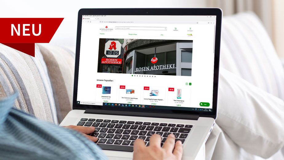 Person surft auf einem Laptop einen neuen Apotheken-Webshop mit Angeboten und Produkten.